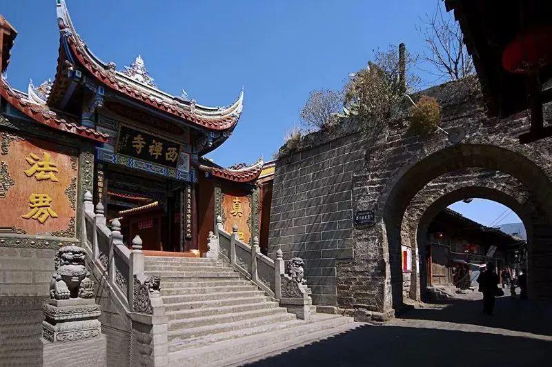 逃出昏暗的地下室