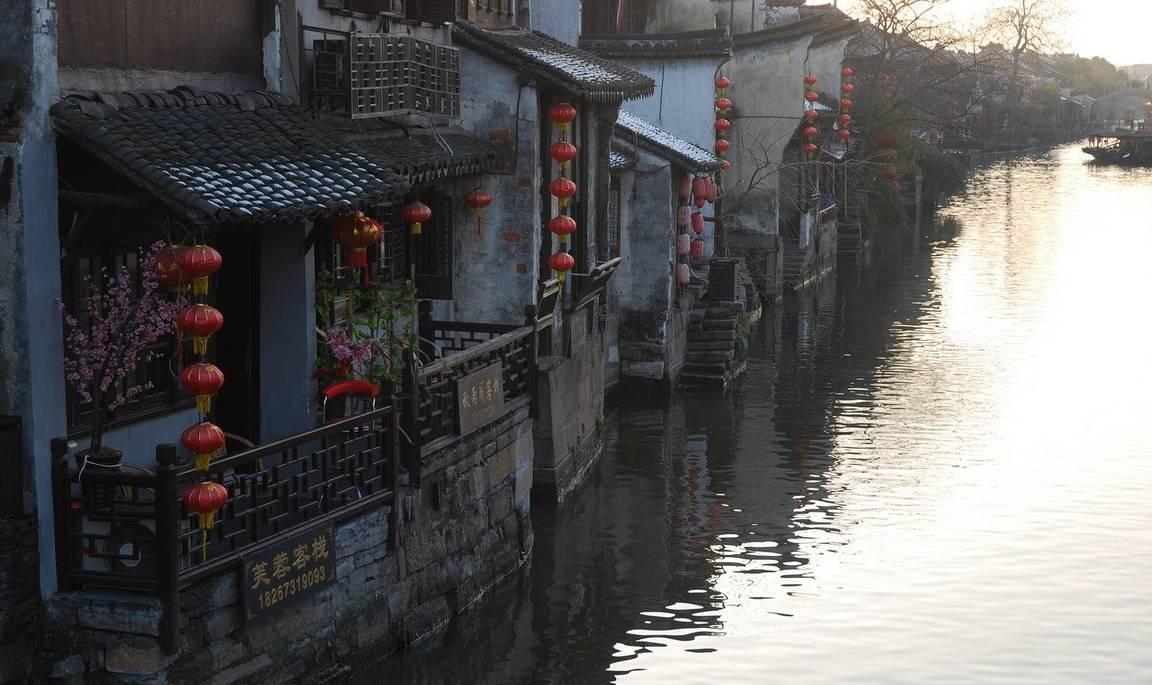 孩子总是不愿意和家长沟通，经常把自己一个人关进房间里，该怎么办？
